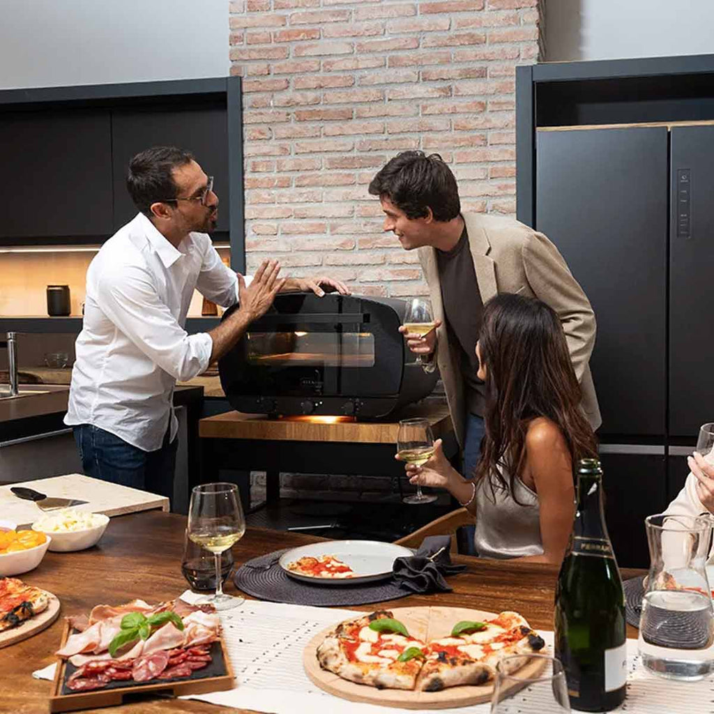 Elektrisk pizzaovn Urbe 400°C pizzastein 40 cm lysegrå med pizza inne