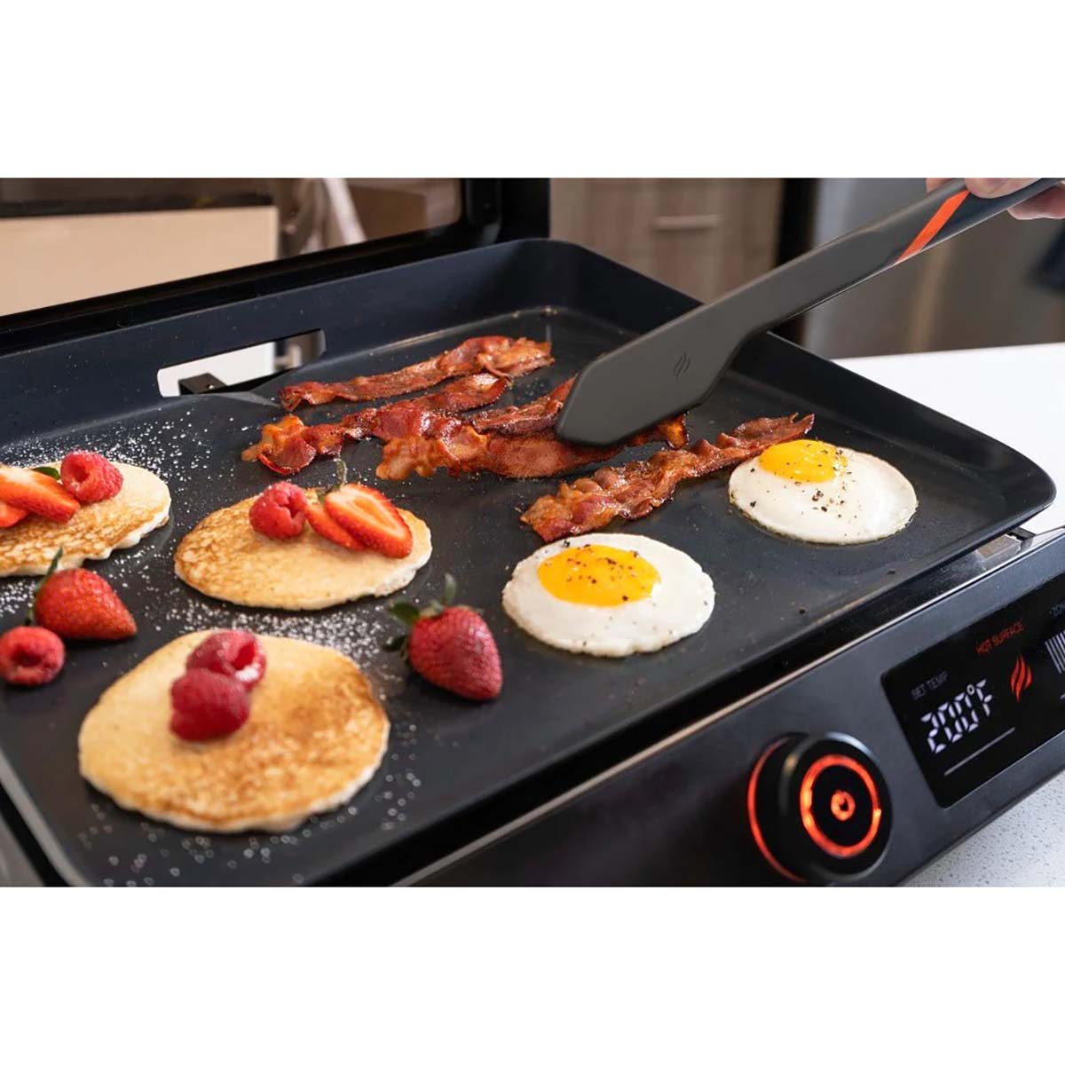 Montert Elektrisk plancha 17" med lokk 43 cm bordmodell - Blackstone i bruk