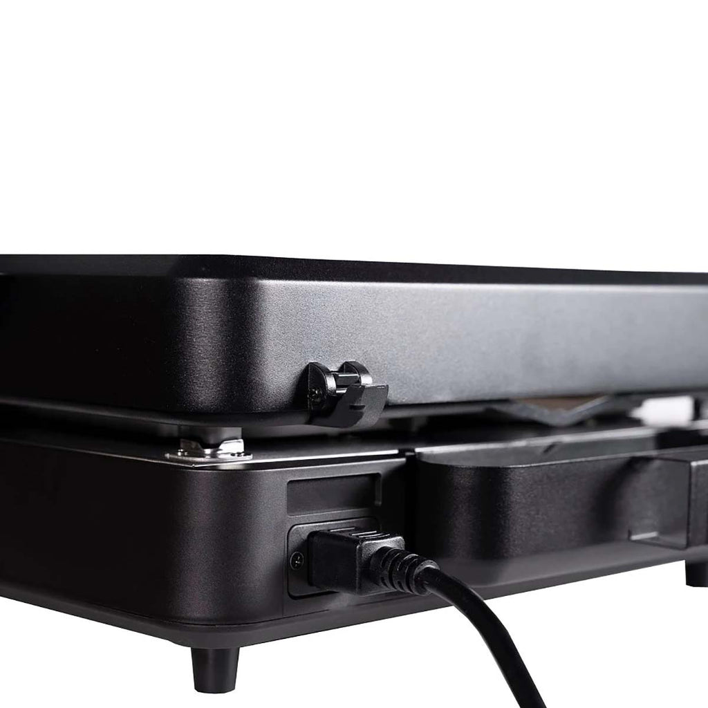 Nærbilde av keramisk titanium overflate på Elektrisk plancha 17" med lokk 43 cm bordmodell - Blackstone
