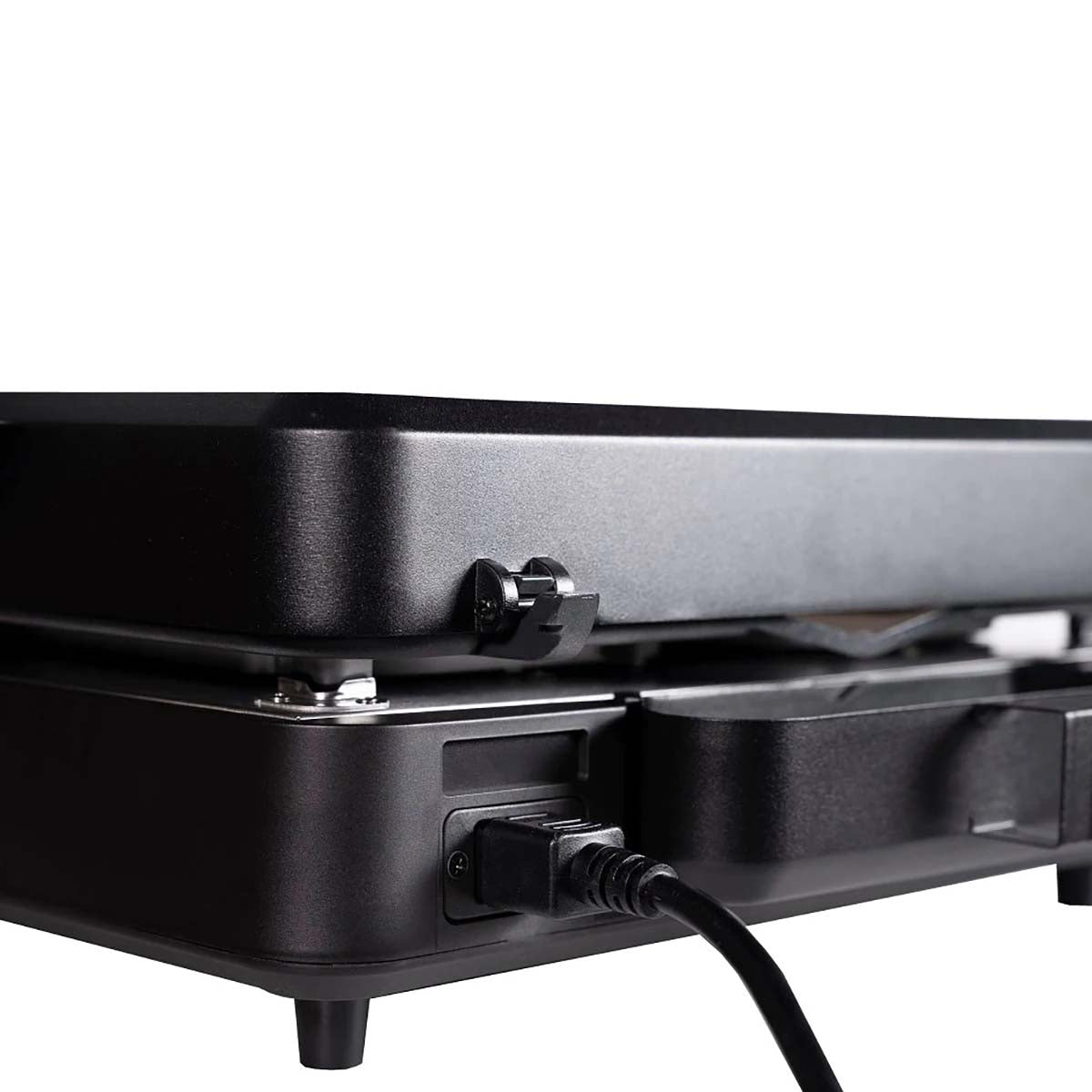 Nærbilde av keramisk titanium overflate på Elektrisk plancha 17" med lokk 43 cm bordmodell - Blackstone