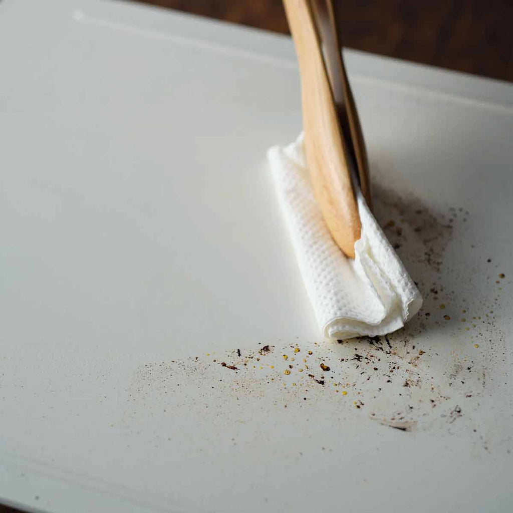 Bruk av Elektrisk plancha MAGIC GRILL hvit 950W til grilling av grønnsaker