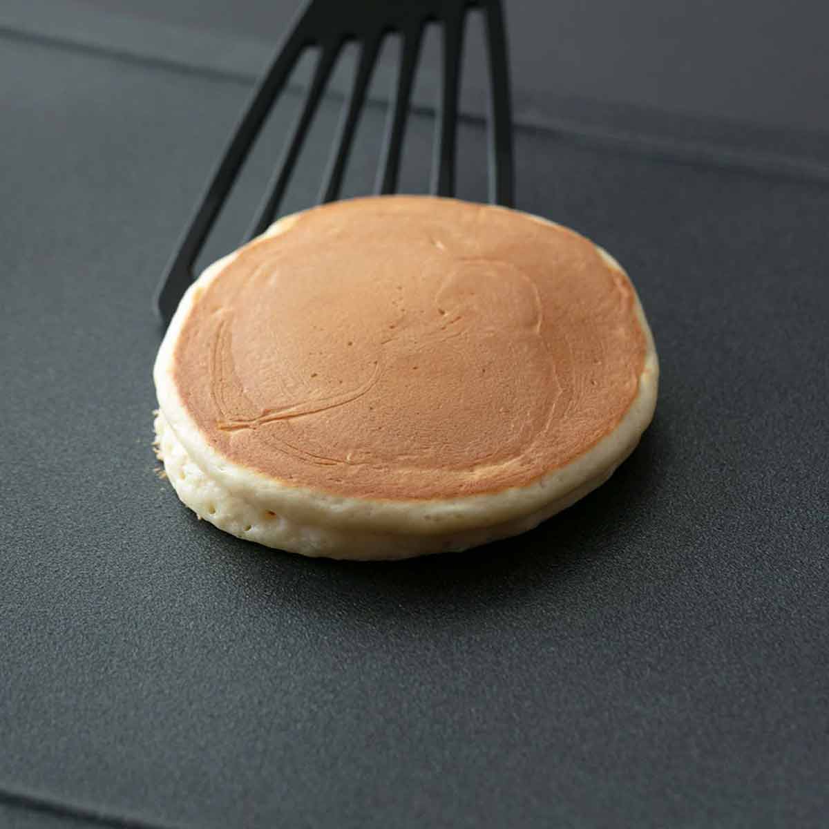 Elektrisk plancha MAGIC GRILL svart 950W med mat på grillen