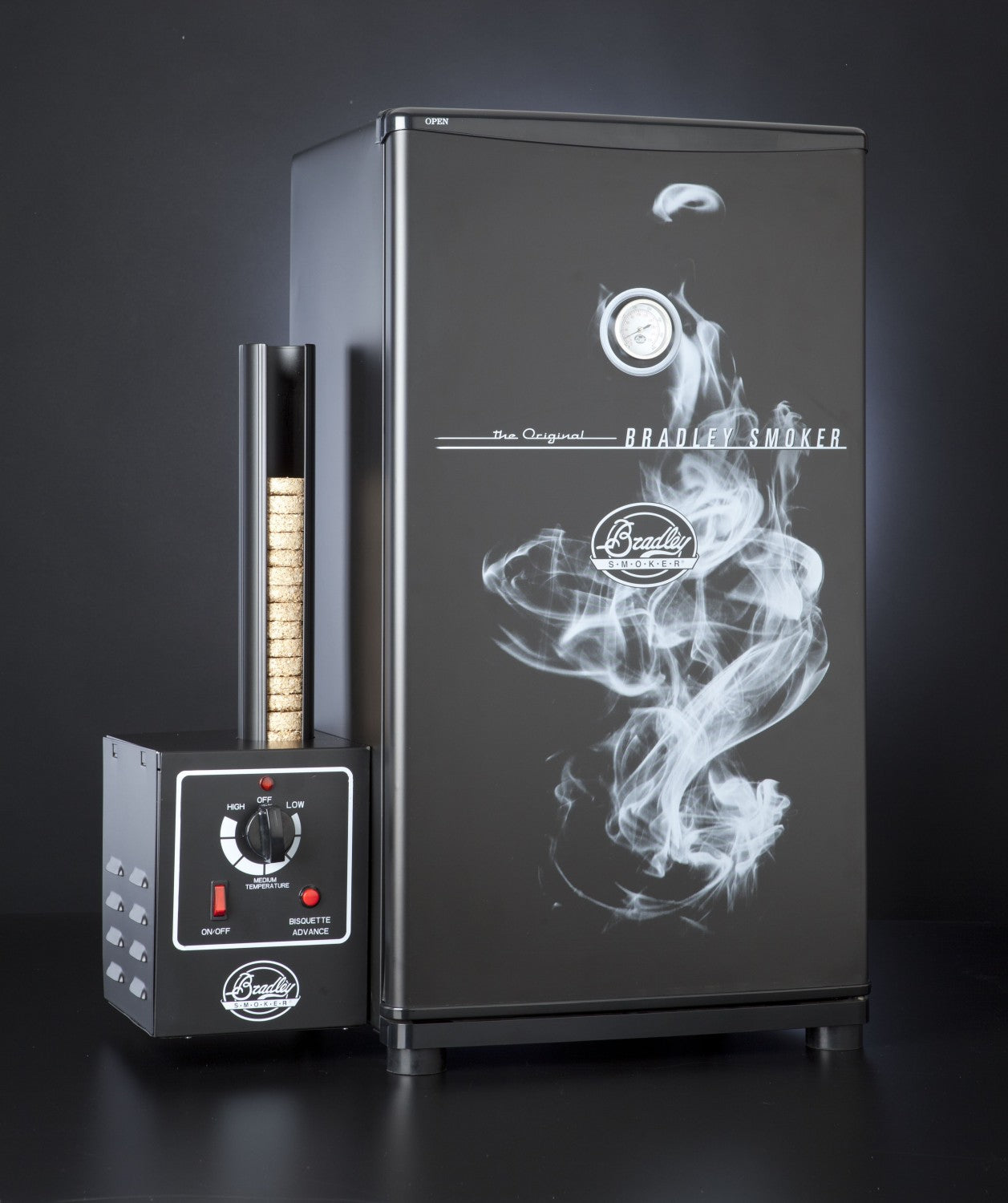 Elektrisk røykovn Original 4-Rack 500W - Bradley Smoker i bruk med røyk