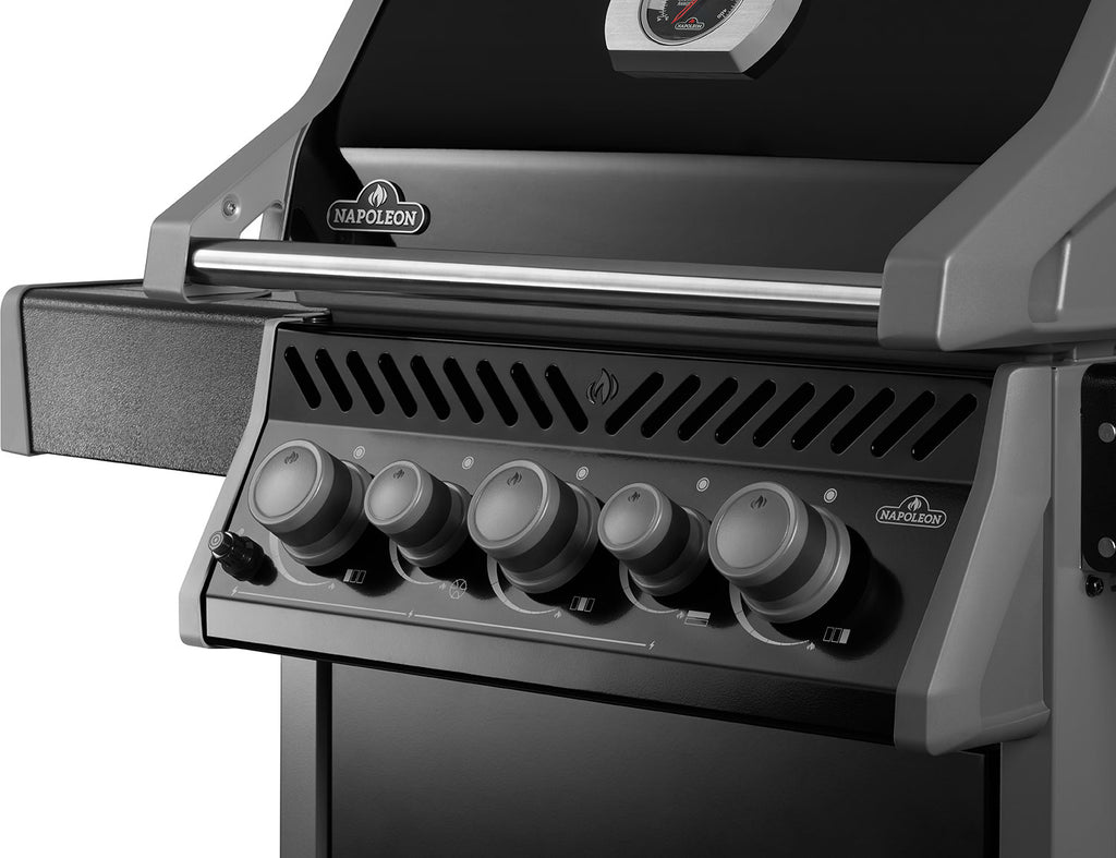 Fettskuff foran på Gassgrill Rogue 425 all black med sidebrenner og bakbrenner
