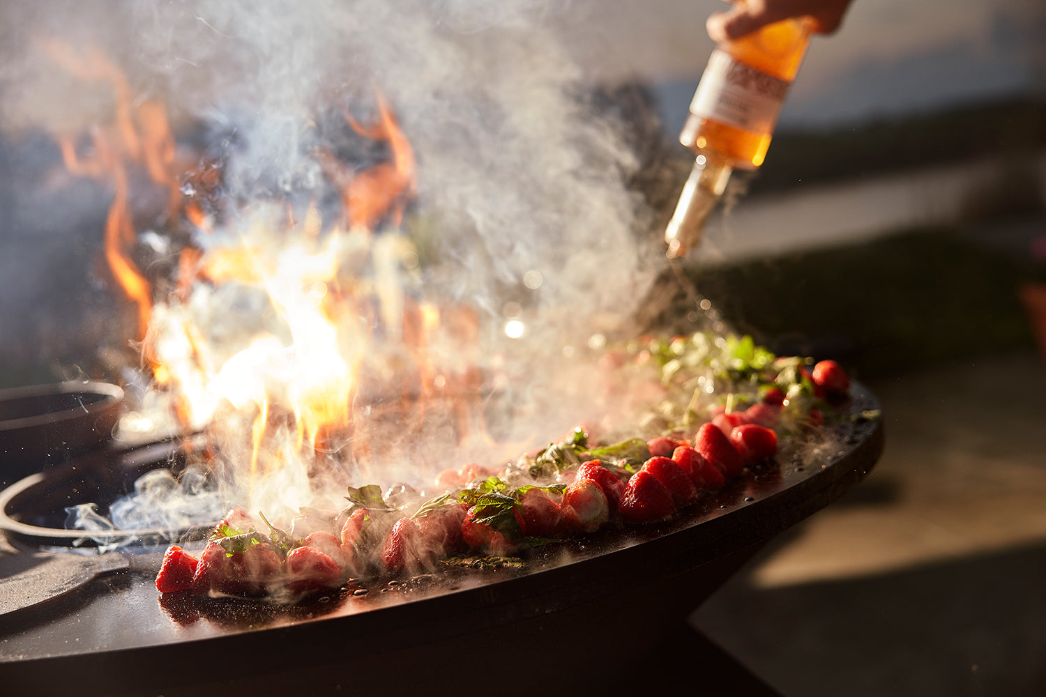 Nærbilde av svartlakkert stålsokkel på Feuerplatte Classic Black 100
