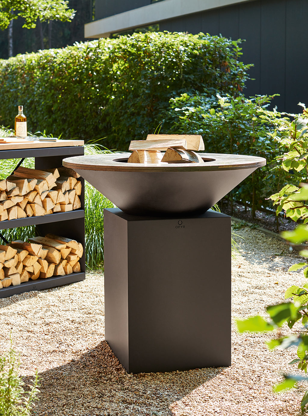 Detalj av Feuerplatte Classic Black 100 med tilbehørssett