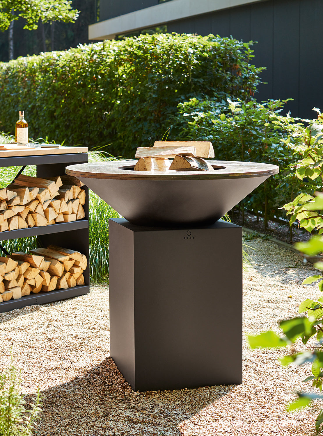 Detalj av Feuerplatte Classic Black 100 med tilbehørssett