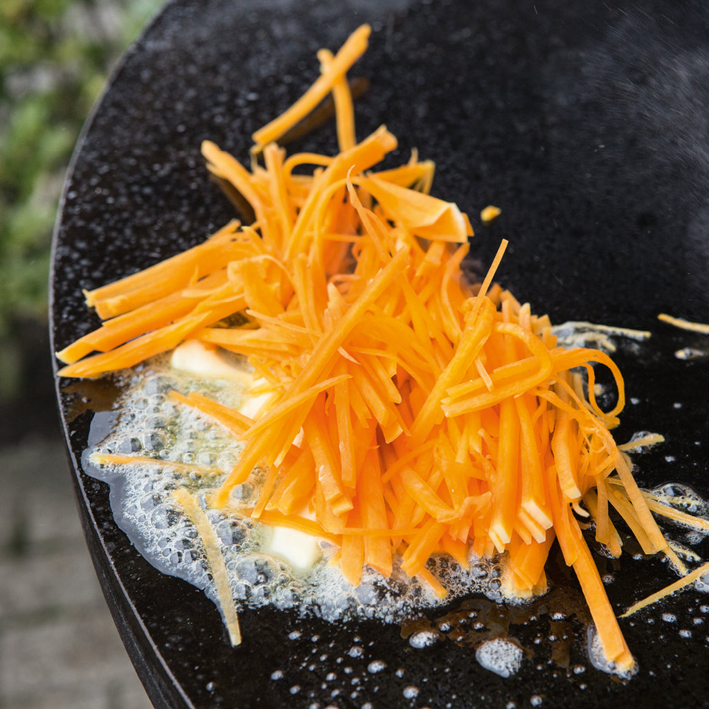 Montert Feuerplatte Classic Black 85 cm stål 12 mm på sokkel