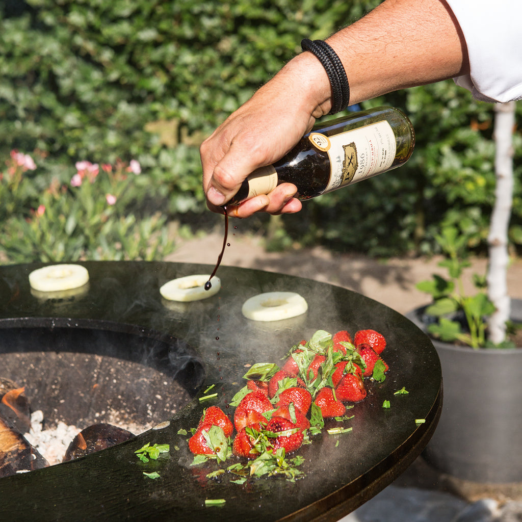 Nærbilde av svartlakkert stål på Feuerplatte Classic Black 85 cm stål 12 mm