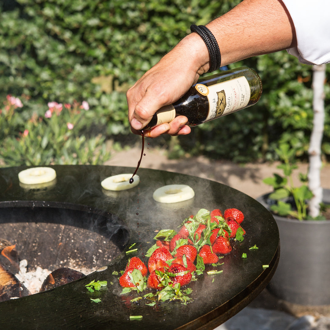 Nærbilde av svartlakkert stål på Feuerplatte Classic Black 85 cm stål 12 mm