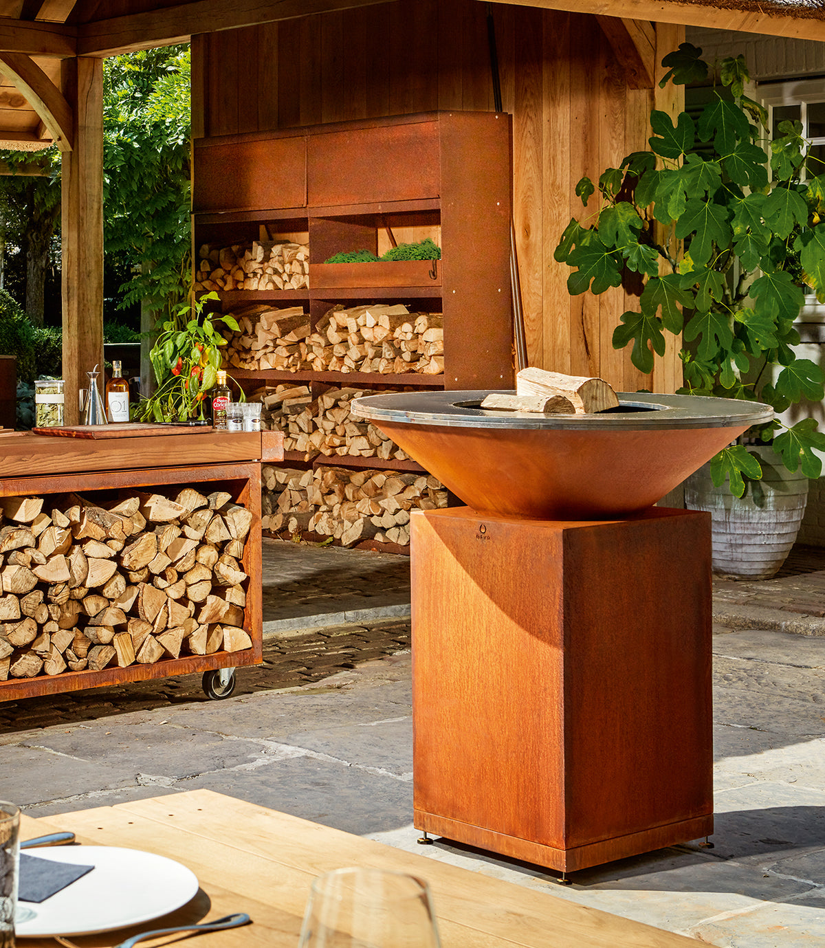 Montert Feuerplatte Classic Corten 100 med tilbehørssett i bruk