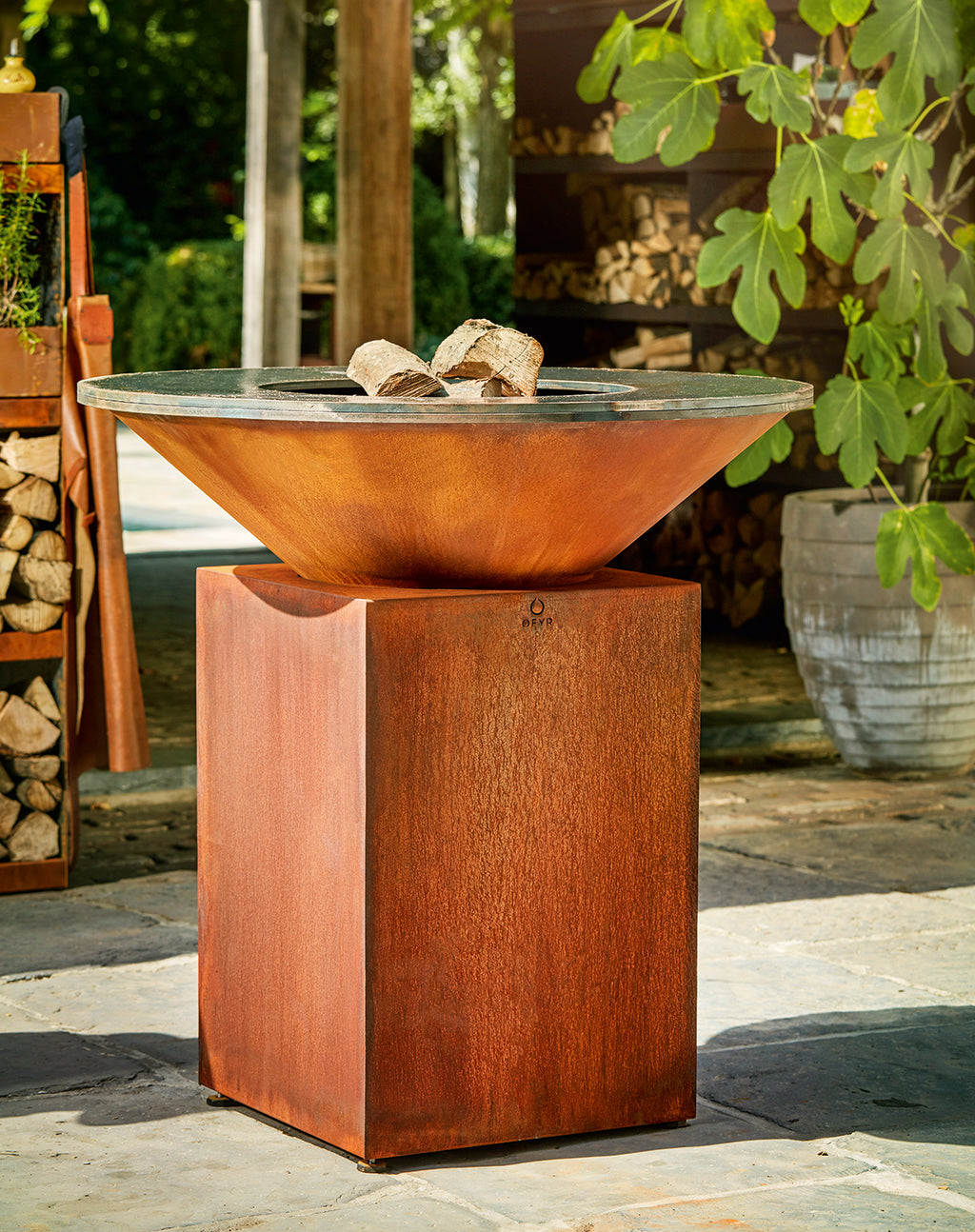 Detalj av Feuerplatte Classic Corten 100 med grillrist og tilbehør