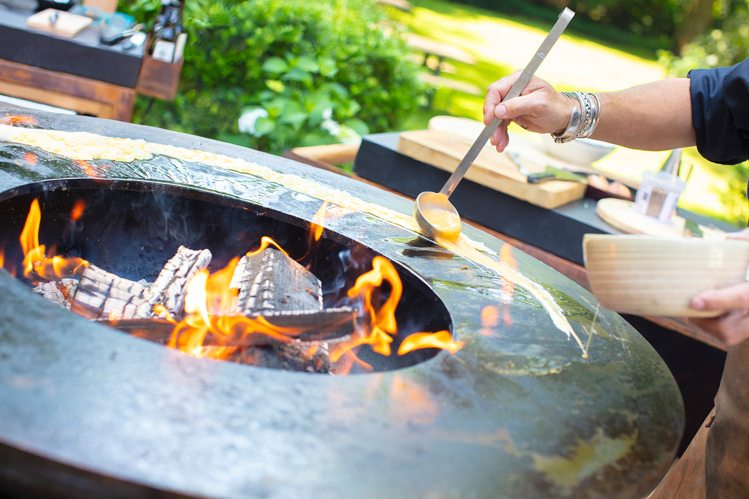 Nærbilde av grillrist på Feuerplatte Classic Corten 100 med grillrist og tilbehør