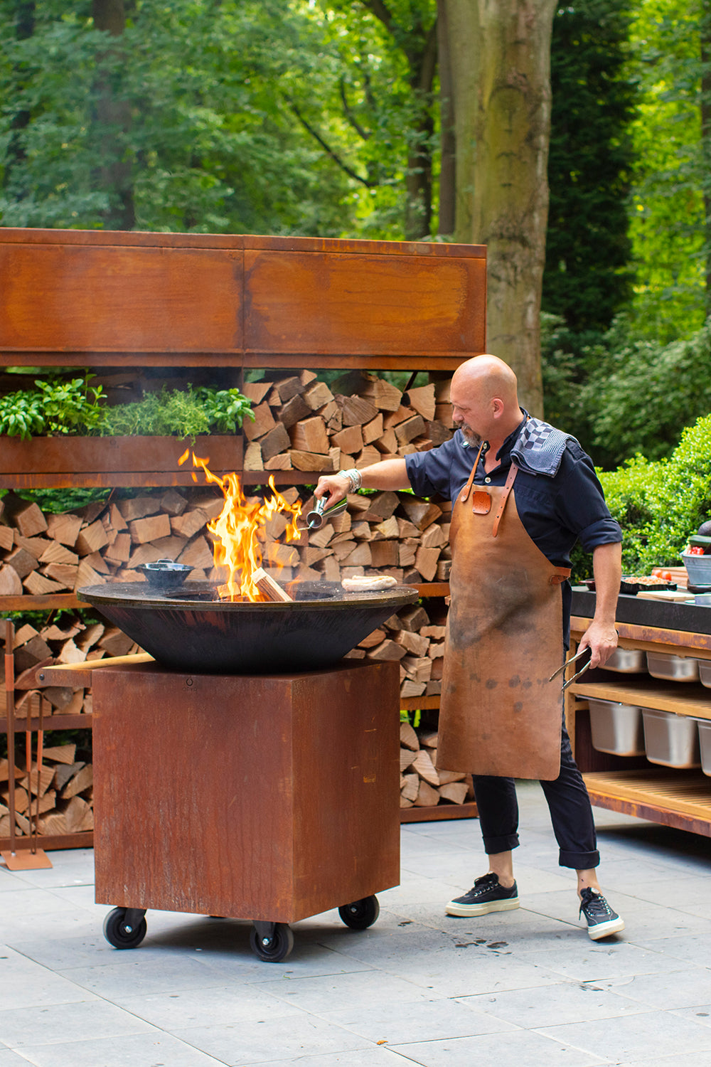 Nærbilde av Cortenstål sokkel på Feuerplatte Classic Corten 100 PRO