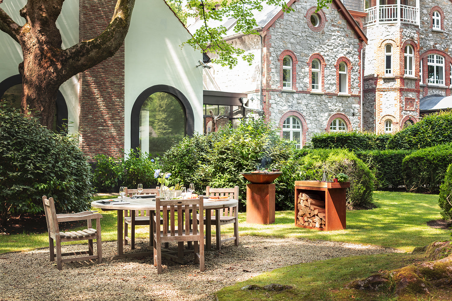 Montert Feuerplatte Classic Corten 85 cm med grillrist i bruk