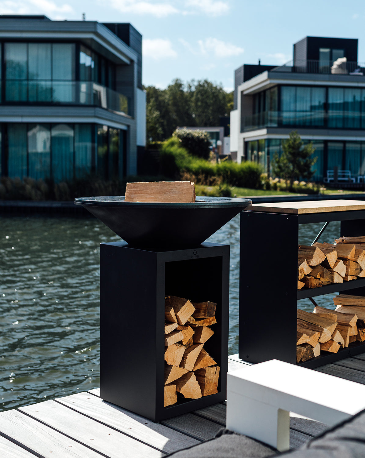 Montert Feuerplatte Classic Storage Black 85 med grillrist og tilbehør OFYR i uteområde