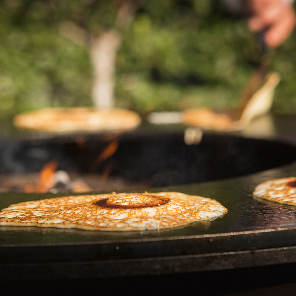 Sidevisning av Feuerplatte Classic Storage Black 85 med grillrist og tilbehør
