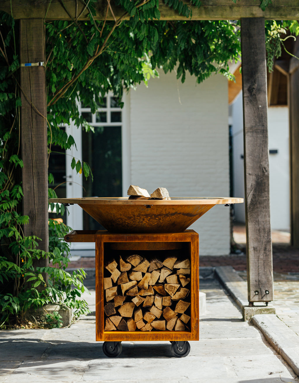 Detalj av den 12 mm tykke stålplaten på Feuerplatte Classic Storage Corten 100 PRO