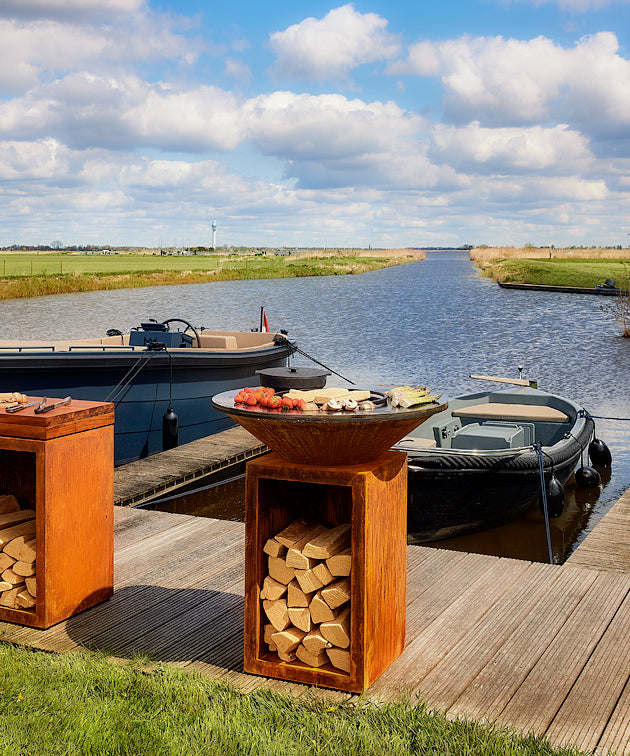 Bakside av Feuerplatte Classic Storage Corten 85 cm med oppbevaring