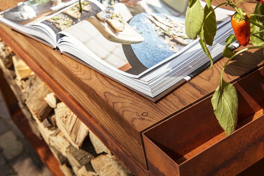 Bakside av Feuerplatte Island Corten 85 med teakbenkeplate