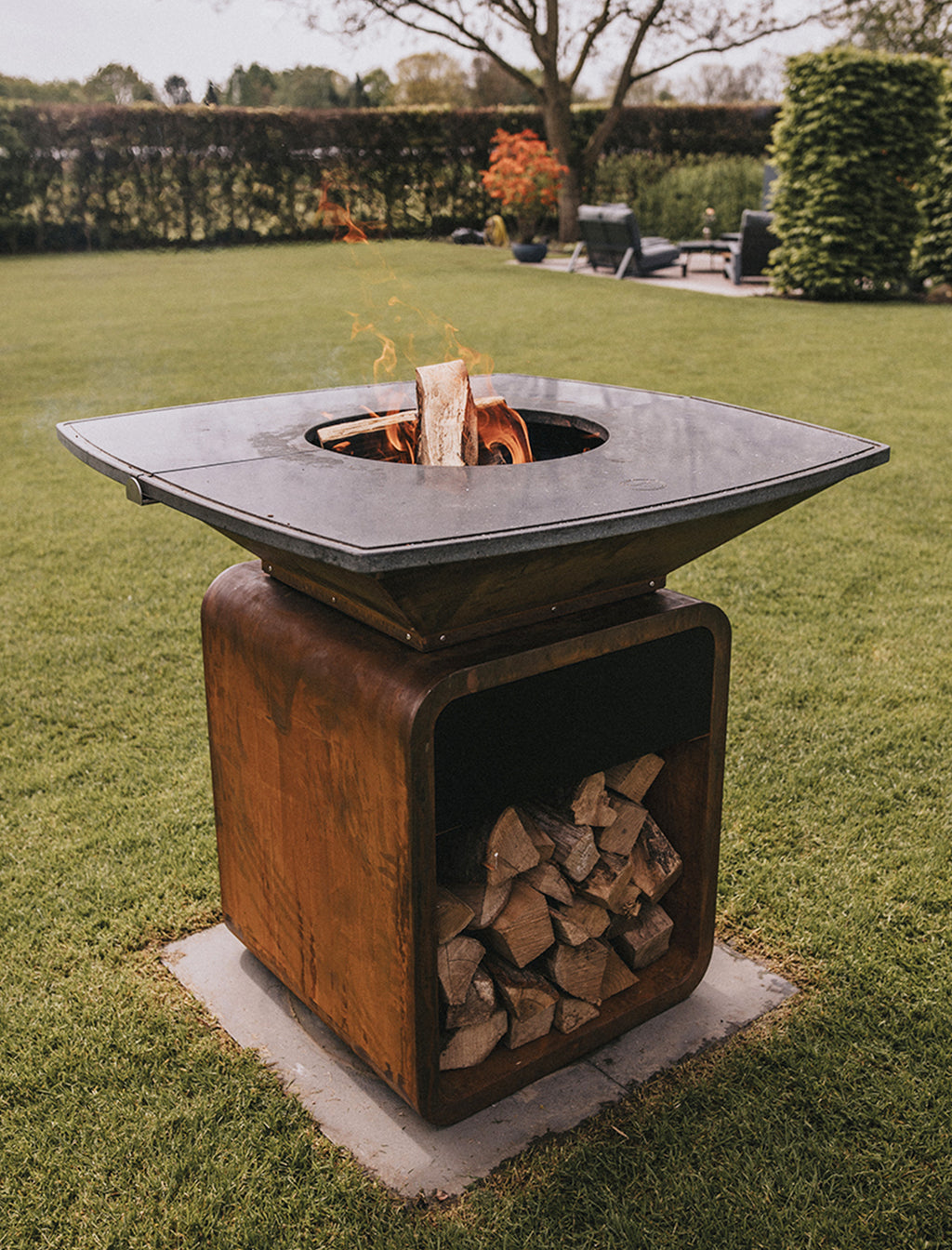 Sideprofil av Feuerplatte One Fireplace cortenstål lavastein 100 cm
