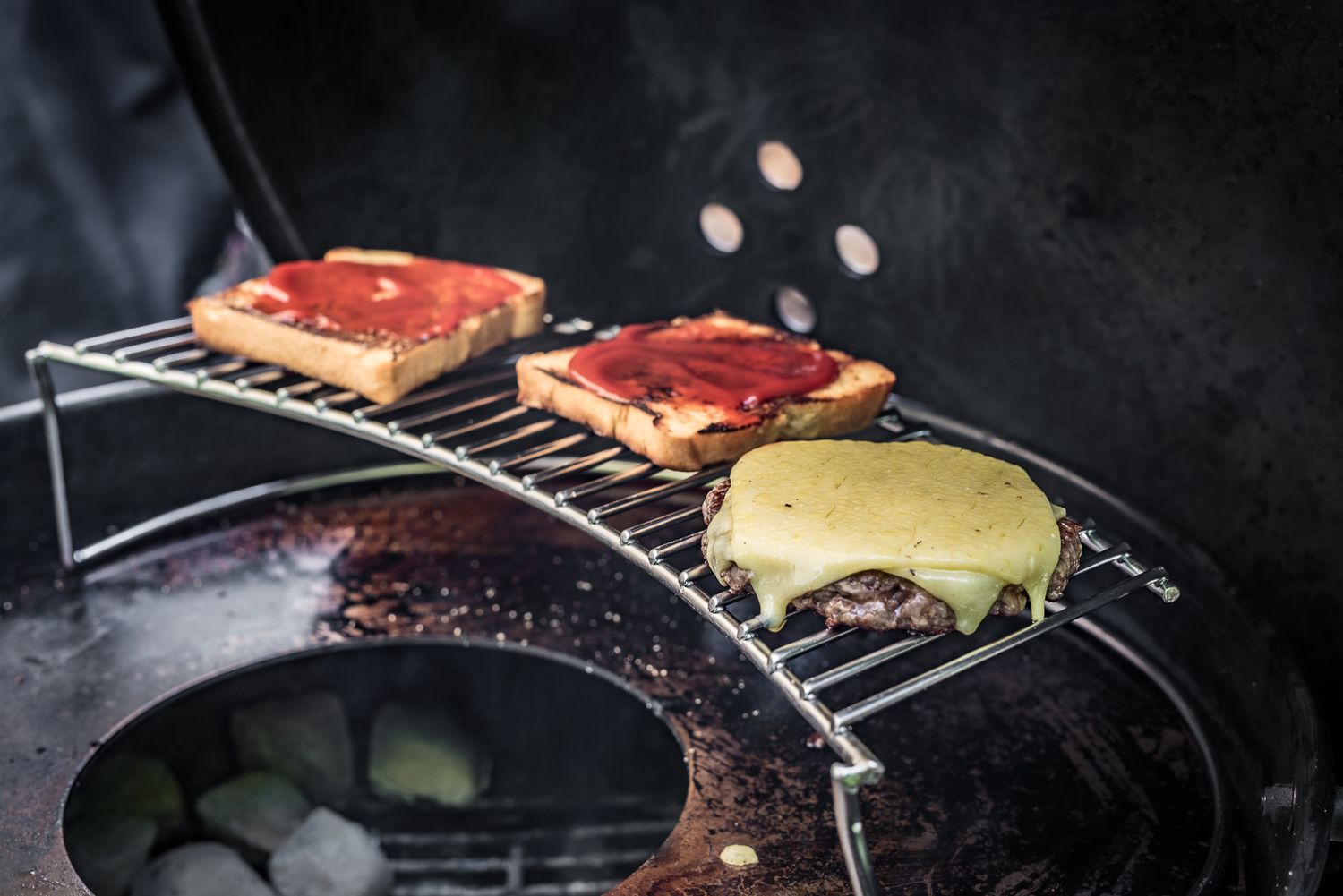 Sidebilde av Feuerplatte rustfritt stål 54,5 cm for 57 cm kulegrill