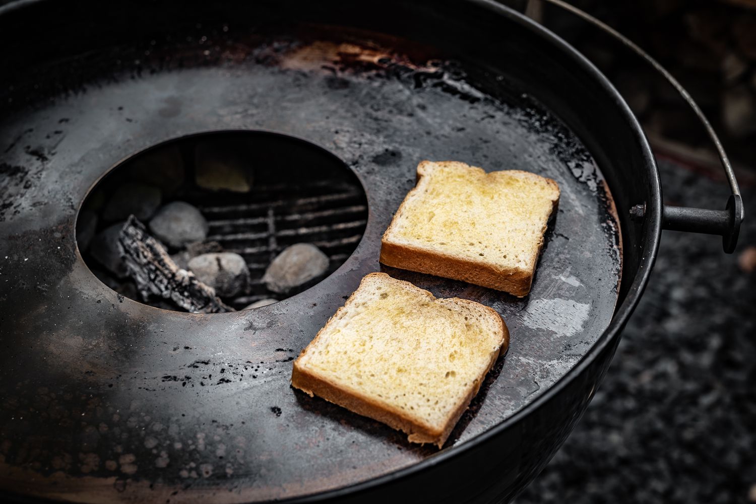 Nærbilde av overflate på Feuerplatte rustfritt stål 54,5 cm for 57 cm kulegrill
