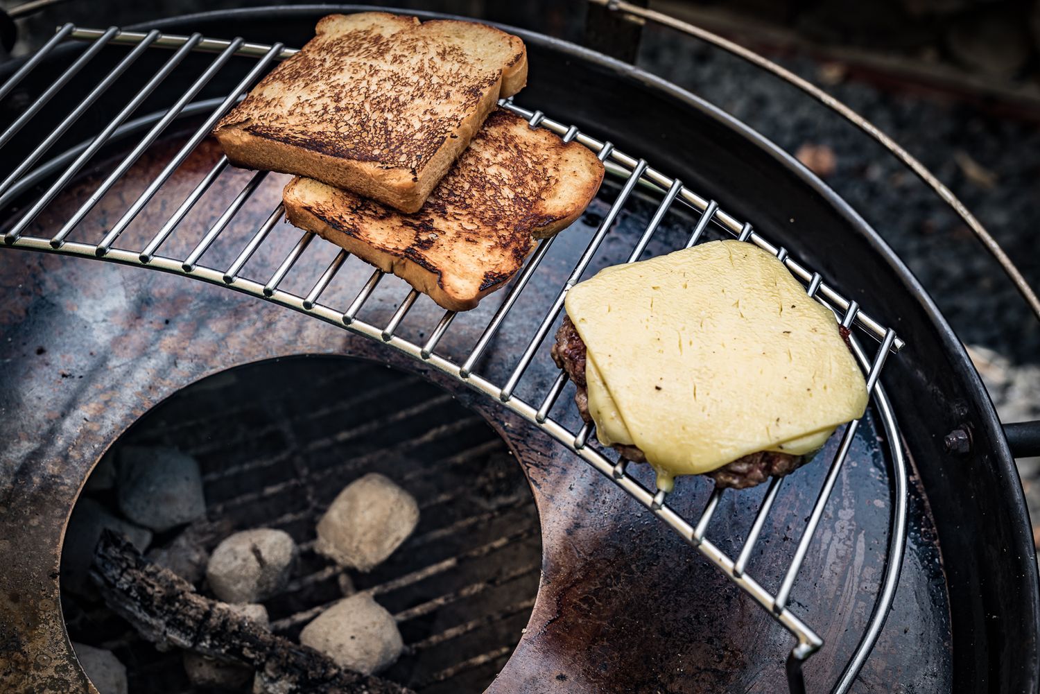 Oppbevaring av Feuerplatte rustfritt stål 54,5 cm for 57 cm kulegrill