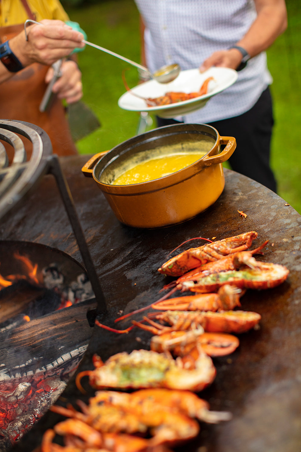 Feuerplatte XL Corten 150 cm - OFYR i bruk med grillmester
