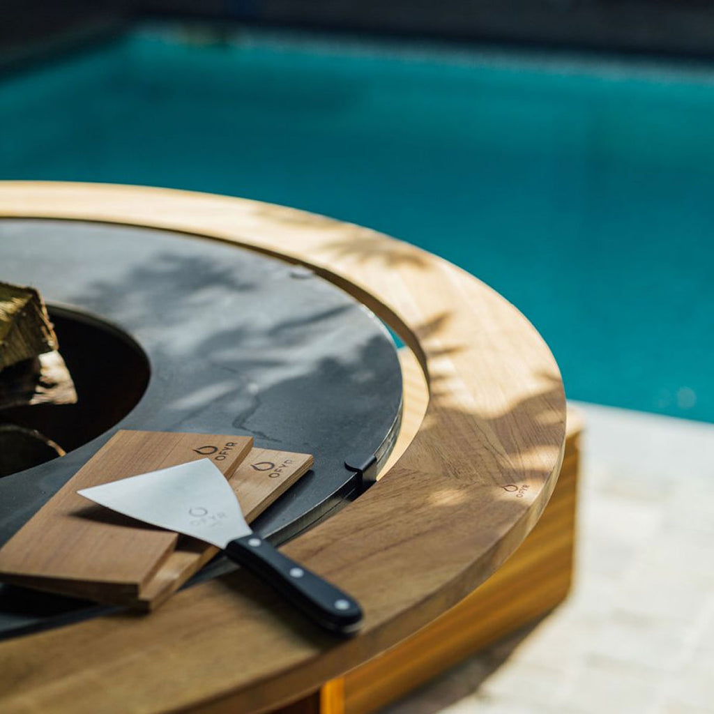 Detalj av Fire Guard Ring 100 beskyttelsesring i teak