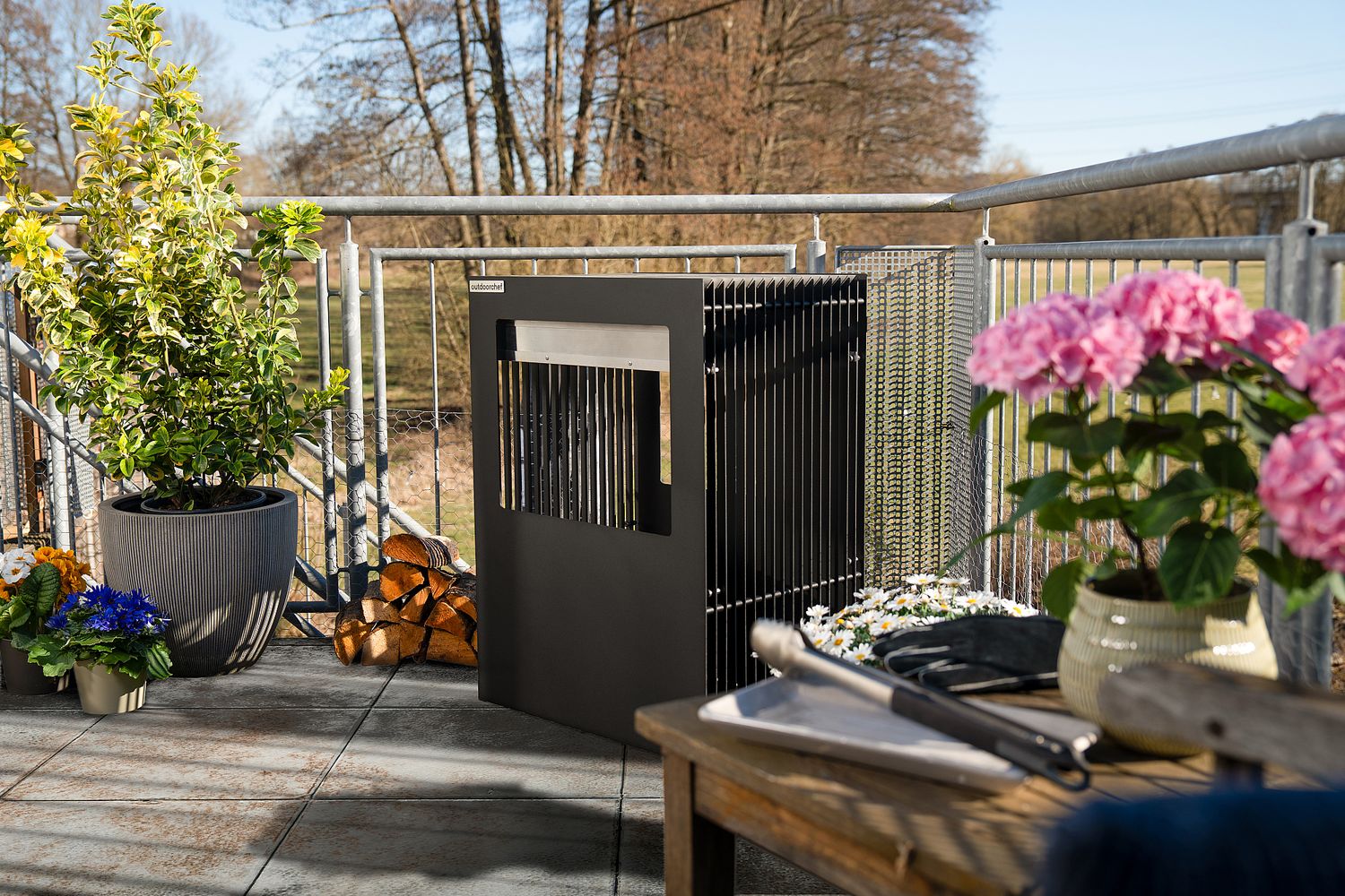 Detalj av grillrist i Firepit bålpanne med grillrist rustfritt stål svart - Outdoorchef