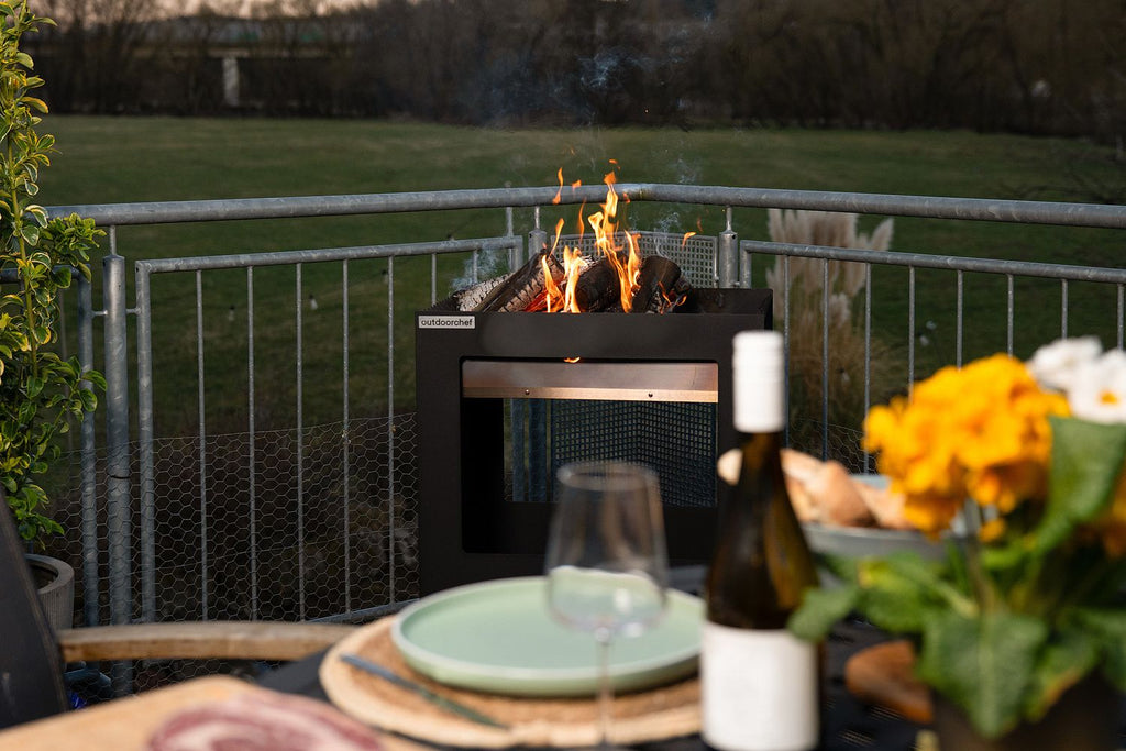 Detalj av askeskuffe i Firepit bålpanne med grillrist rustfritt stål svart - Outdoorchef