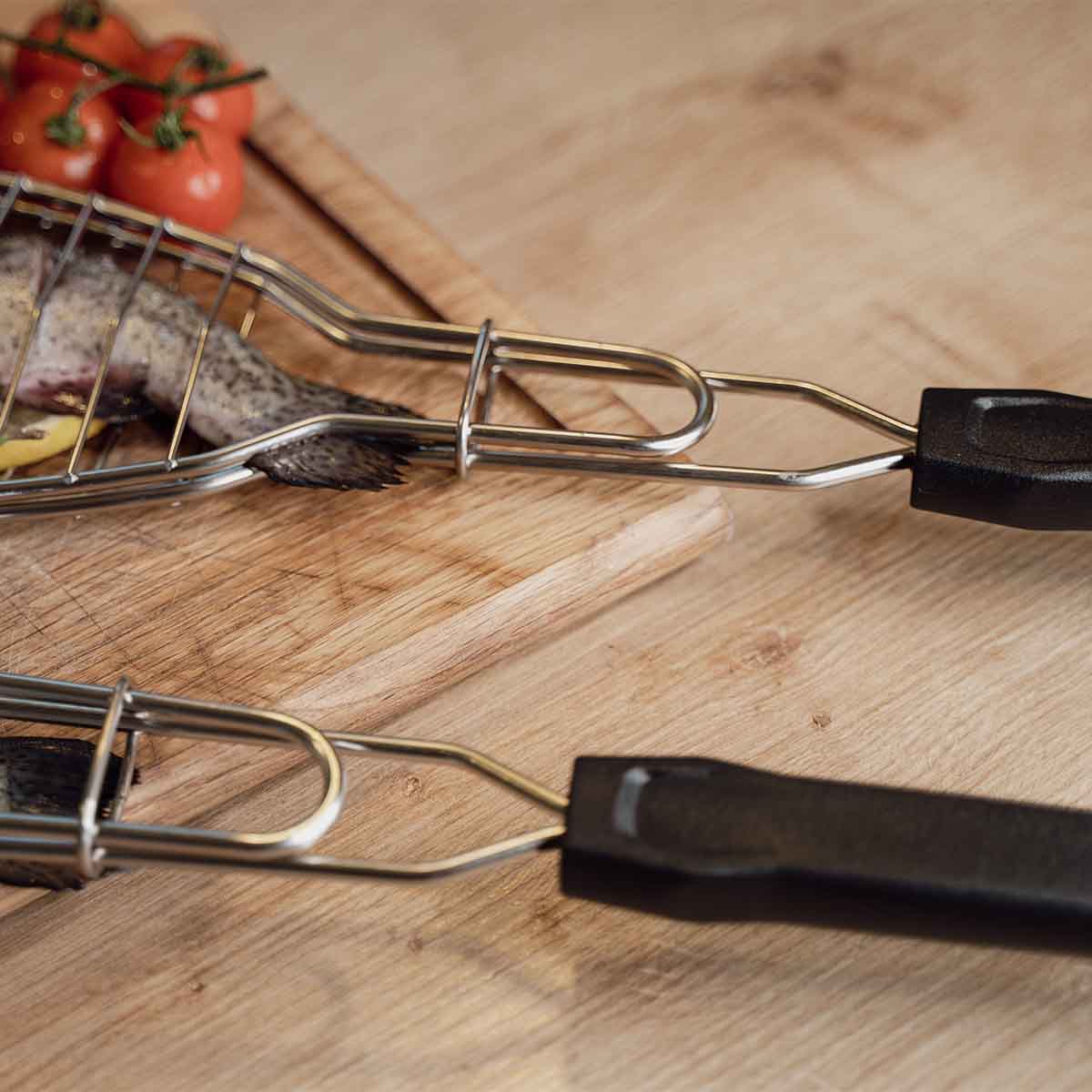 fiskegrillsett med fiskeholder krydder og sedertre-planke santos pakket sett