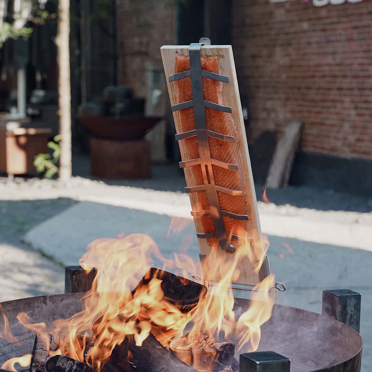 Festemekanisme på Flammelaksholder rustfritt stål med sedertre-planke - SANTOS