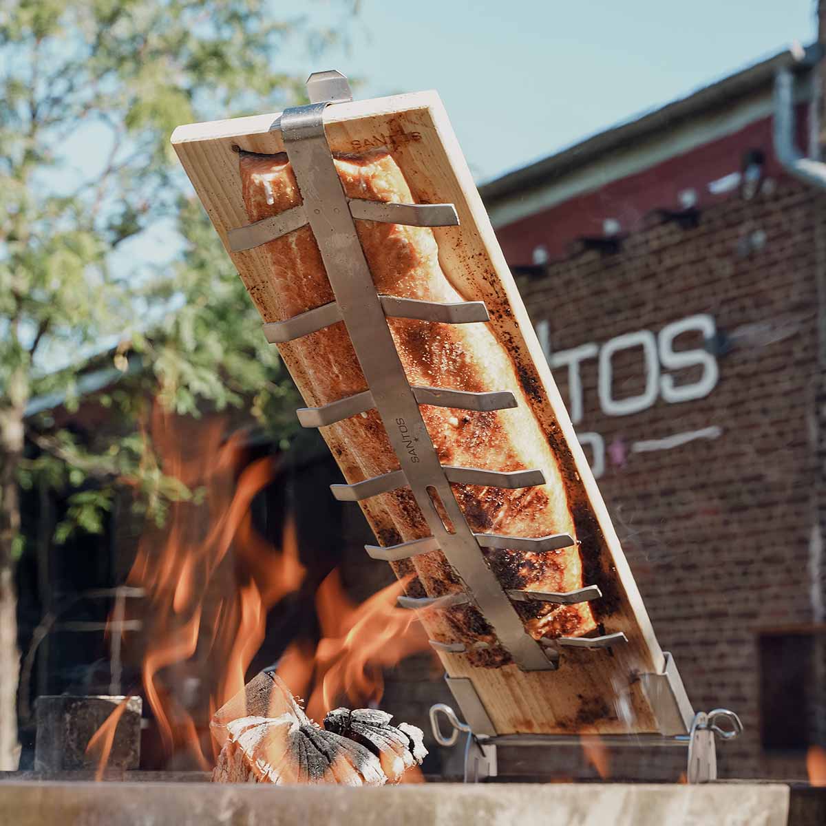 Bakside av Flammelaksholder rustfritt stål med sedertre-planke - SANTOS