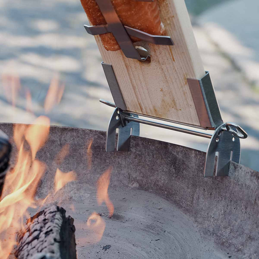 Oversikt over Flammelaksholder rustfritt stål med sedertre-planke - SANTOS på grill