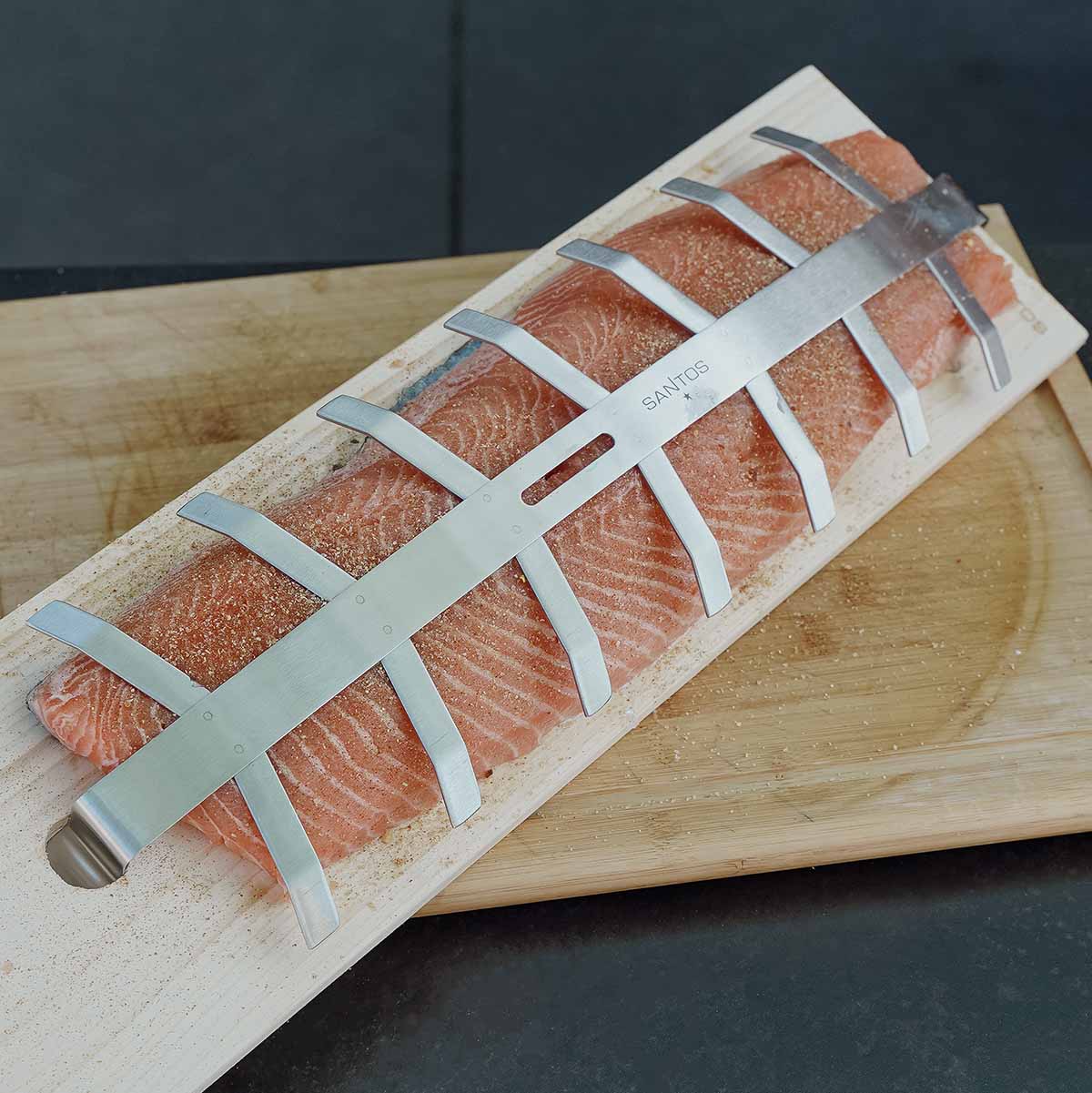 Flammelaksholder rustfritt stål med sedertre-planke SANTOS pakket og klar til bruk
