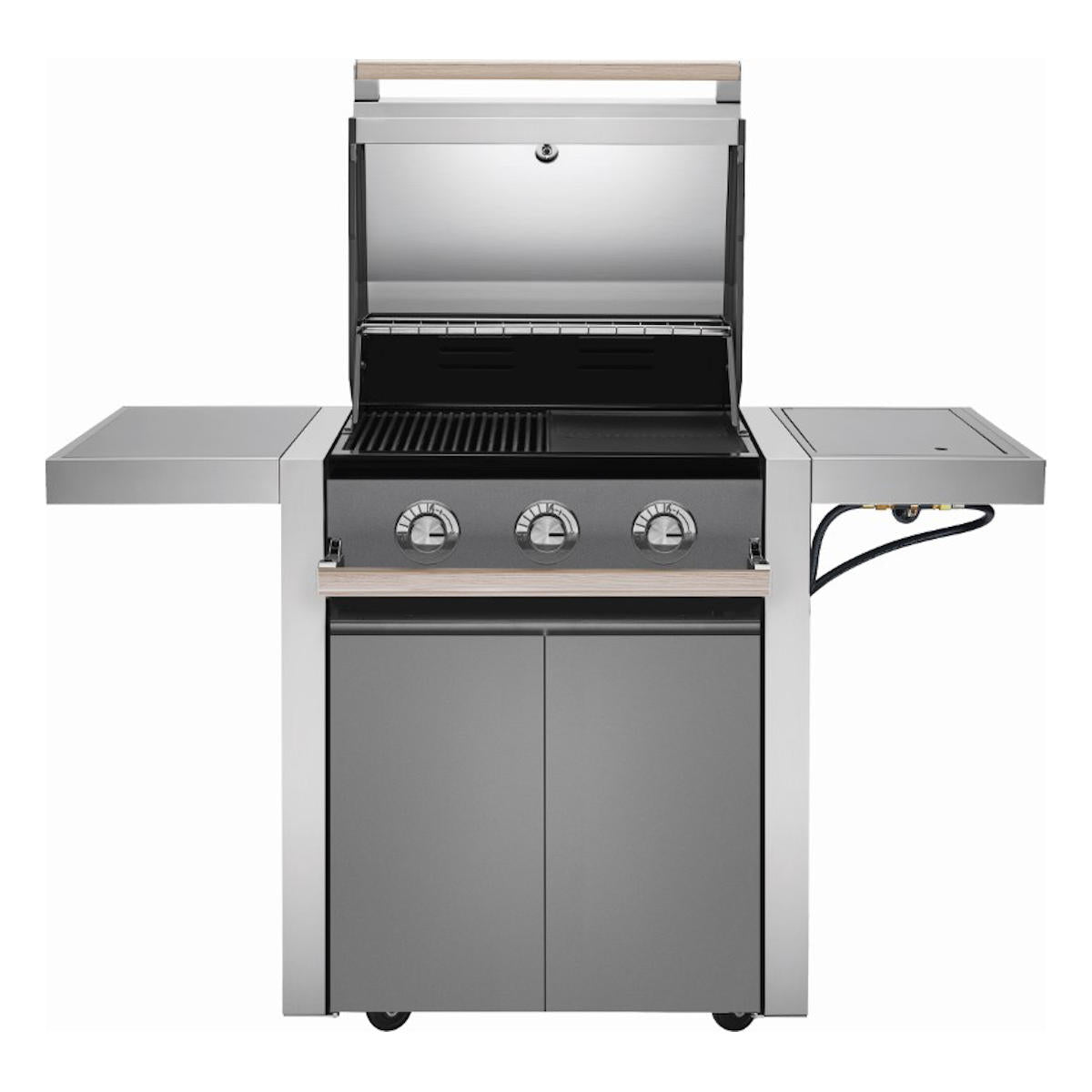 Montert Gassgrill 1500 Serie 3 brennere med sidebrenner i hage