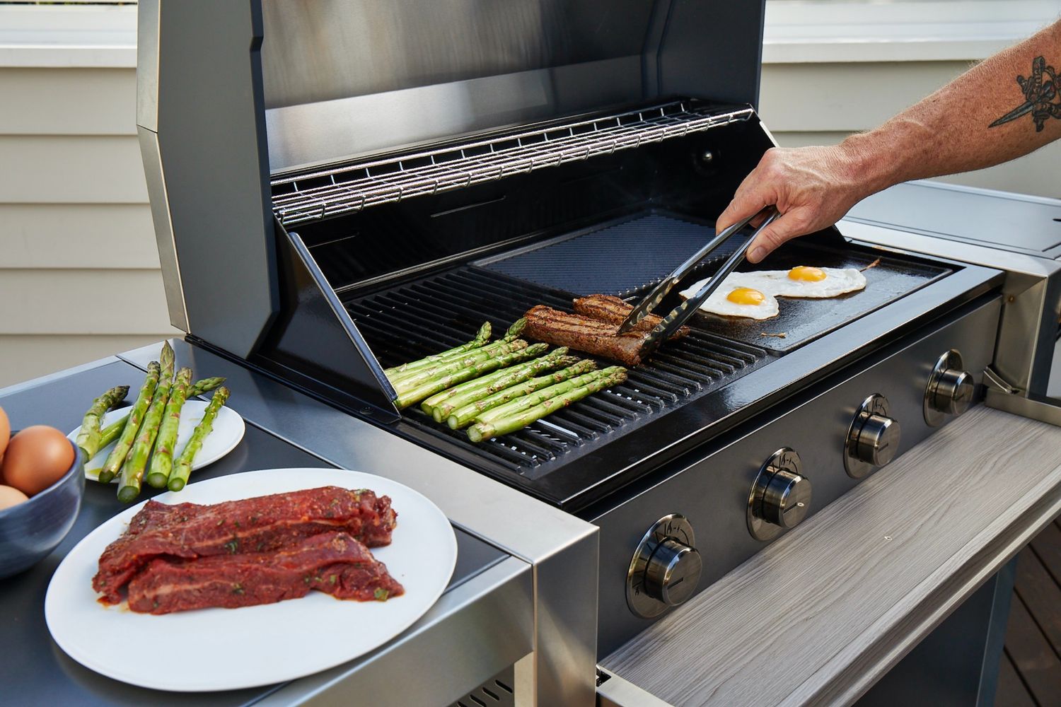 Detalj av betjeningspanel på Gassgrill 1500-Serie 4 brennere med sidebrenner - BeefEater