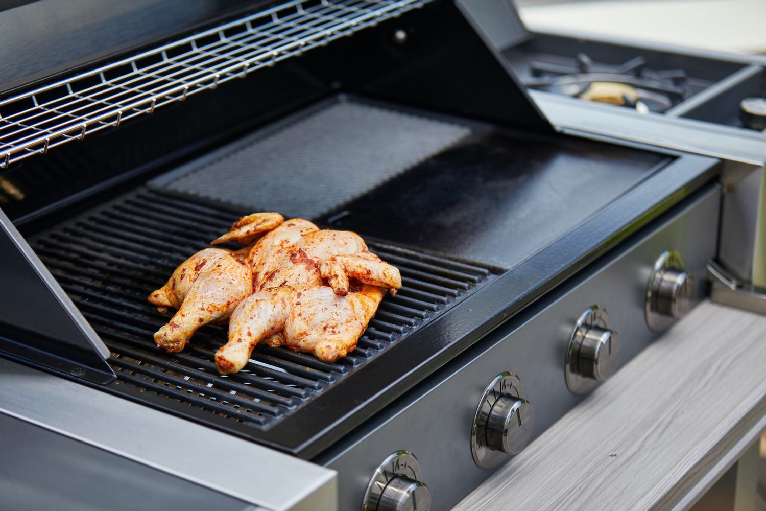 Montert Gassgrill 1500-Serie 4 brennere med sidebrenner - BeefEater på uteplass