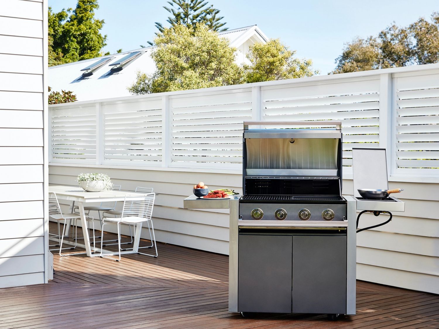 Gassgrill 1500-Serie 4 brennere med sidebrenner - BeefEater med åpent lokk