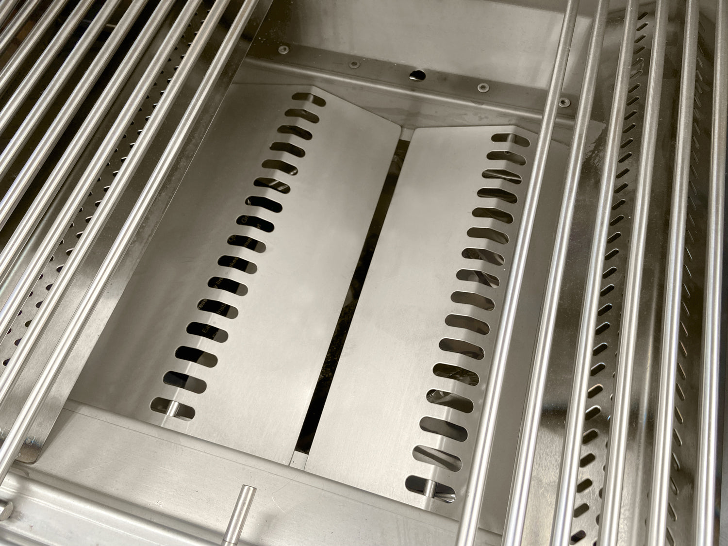 Montert Gassgrill 7 Burner Premium 4+2 brennere med bakbrenner - BULL på terrasse