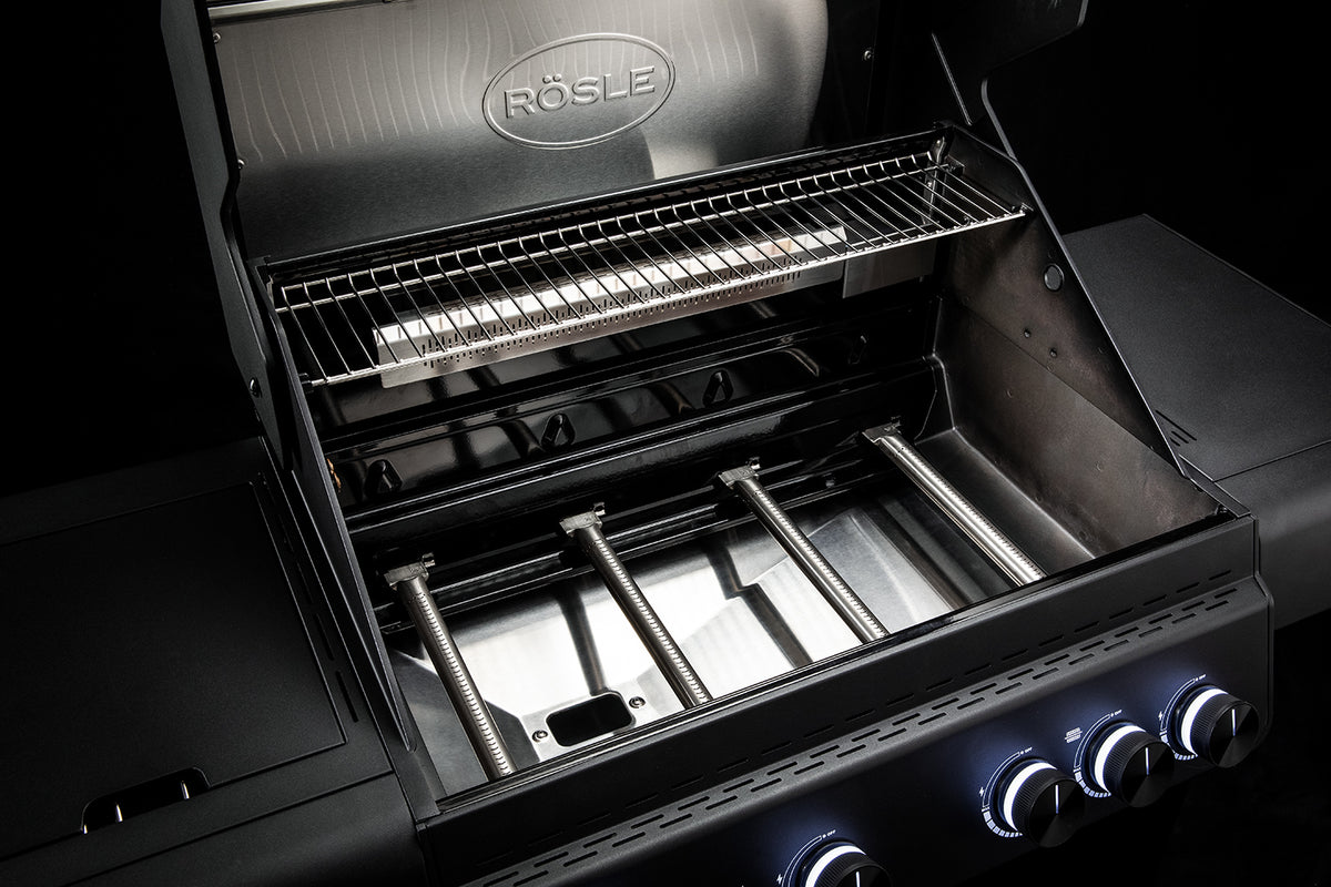 Gassflaskeholder i underskap på Gassgrill Allflame Hero 4 med grillplate og dreiespidd