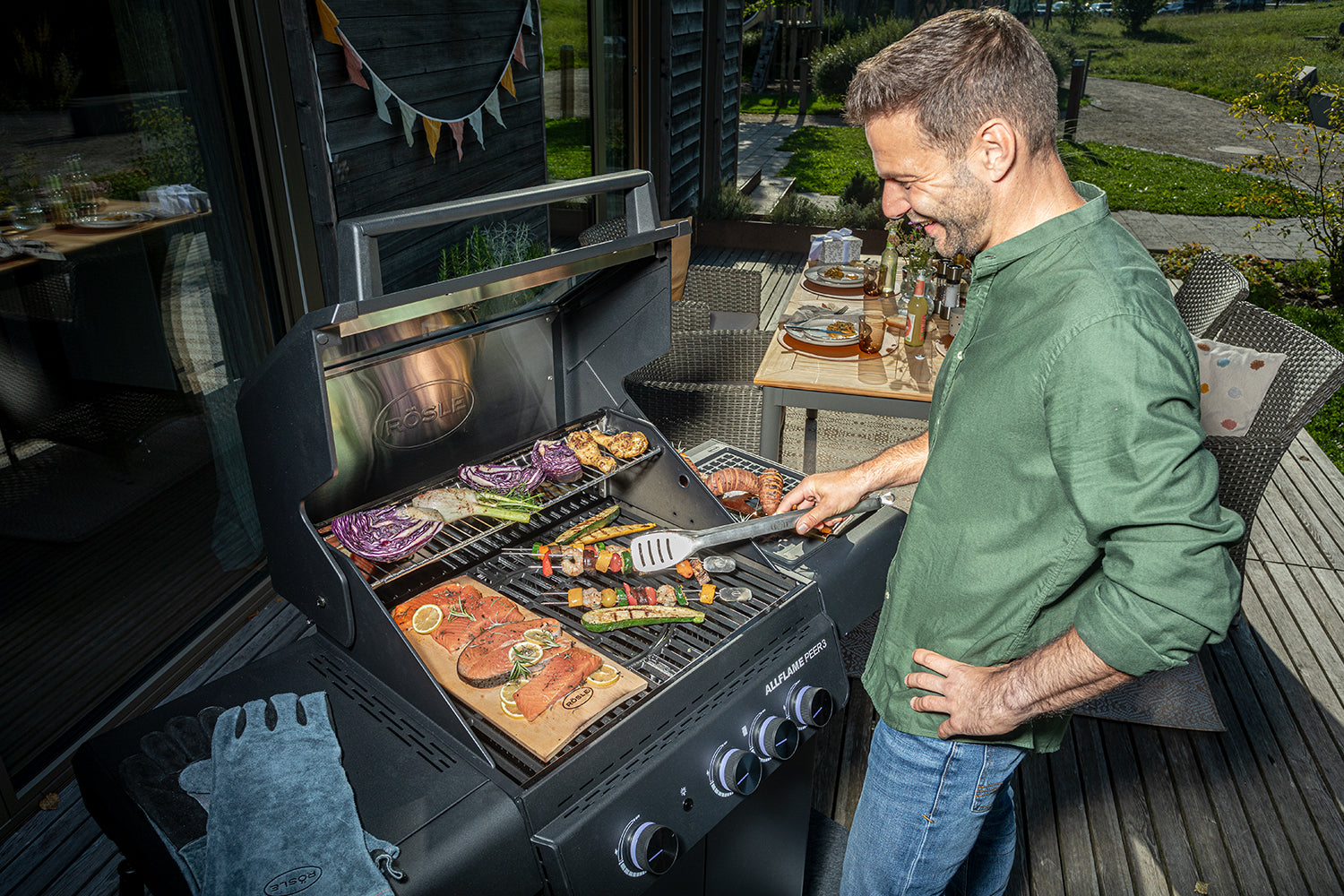 Detalj av støpejernsrist på Gassgrill Allflame Peer 3 med 3 brennere