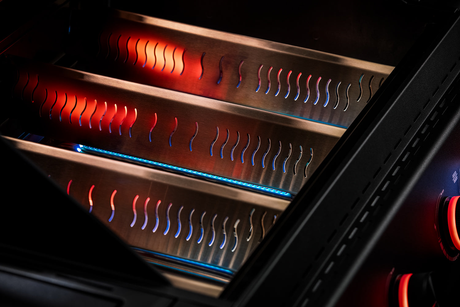 Montert Gassgrill Allflame Prime 4 med sidebrenner på terrasse