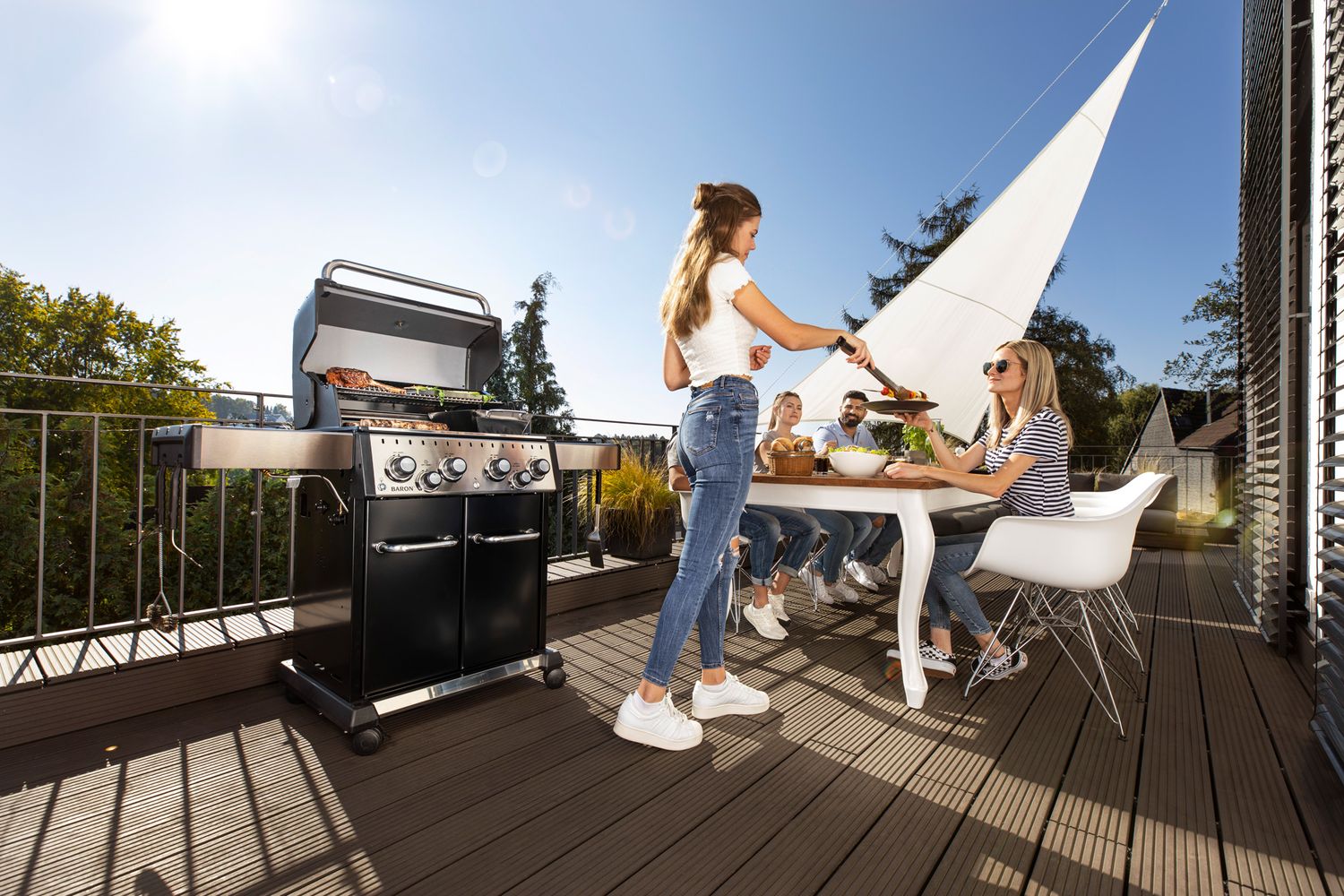 Temperaturmåler på lokket til Gassgrill Baron 490 Black Broil King