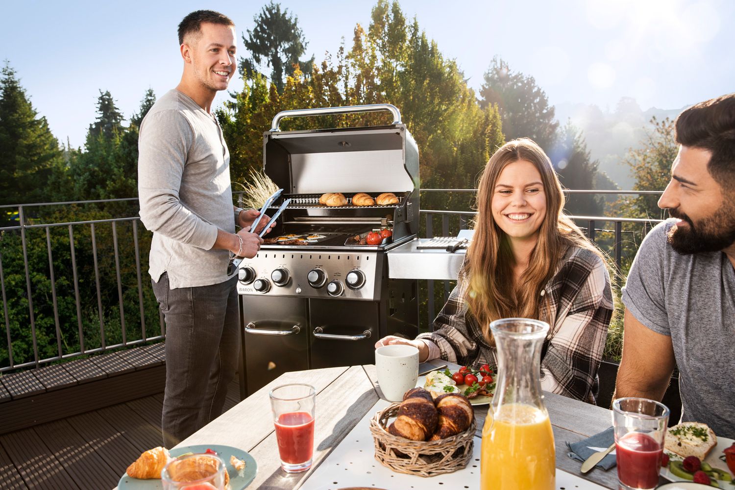 Detalj av rustfrie Dual Tube brennere på Gassgrill Baron 490 Black