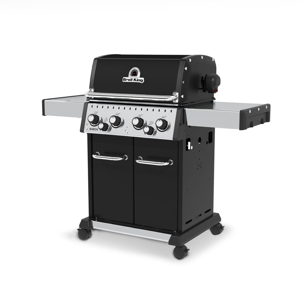 Gassgrill Baron 490 Black med åpent lokk og synlig grillflate Broil King