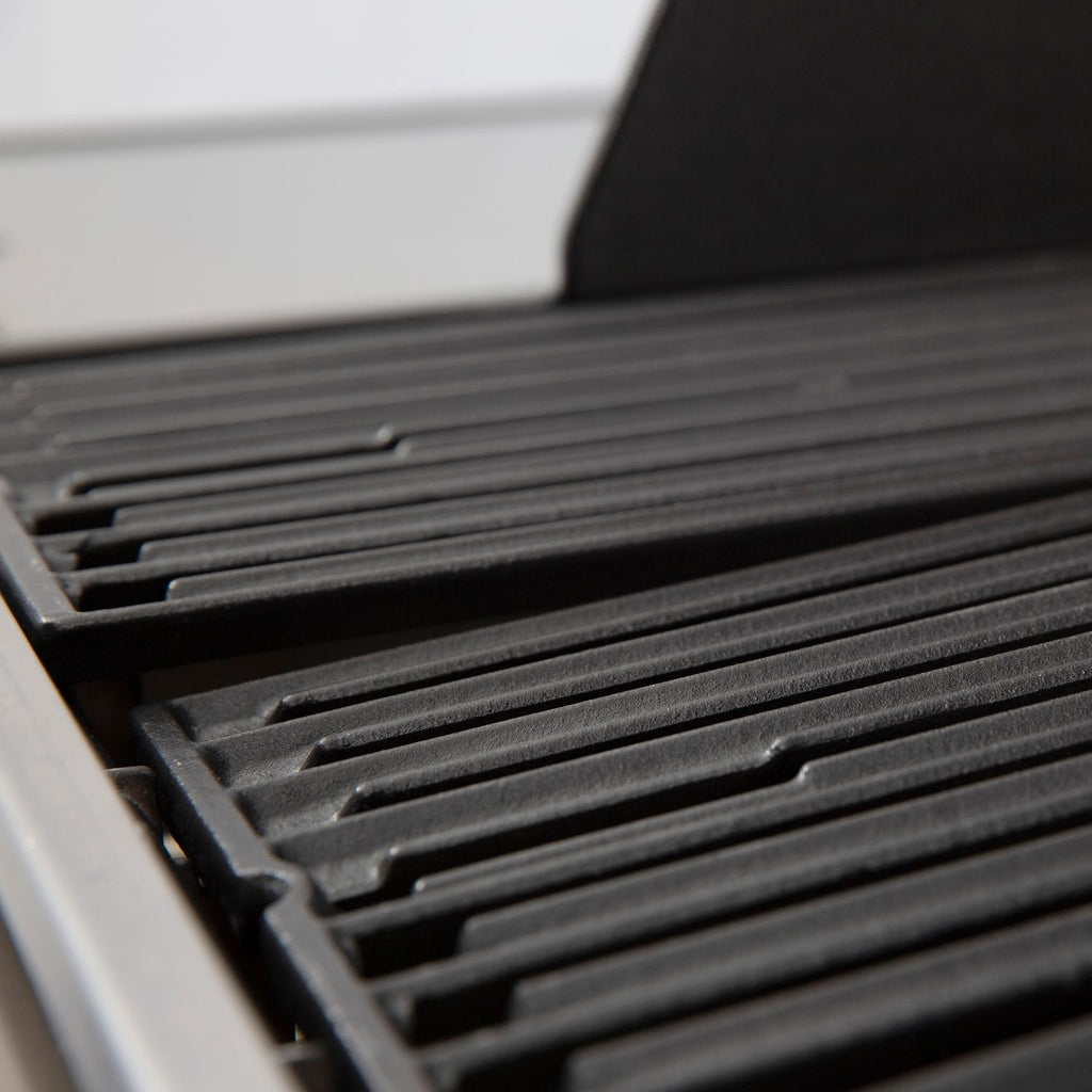 Kontrollpanel med opplyste knotter på Gassgrill Baron 590 Black