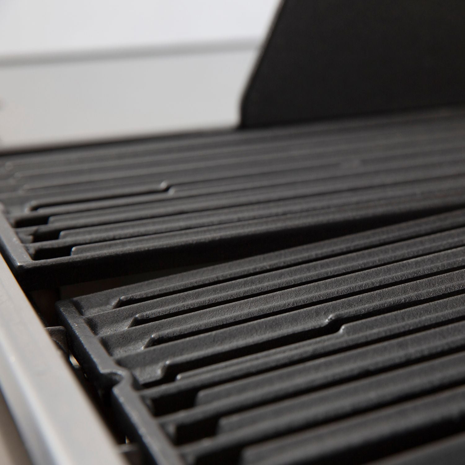 Kontrollpanel med opplyste knotter på Gassgrill Baron 590 Black